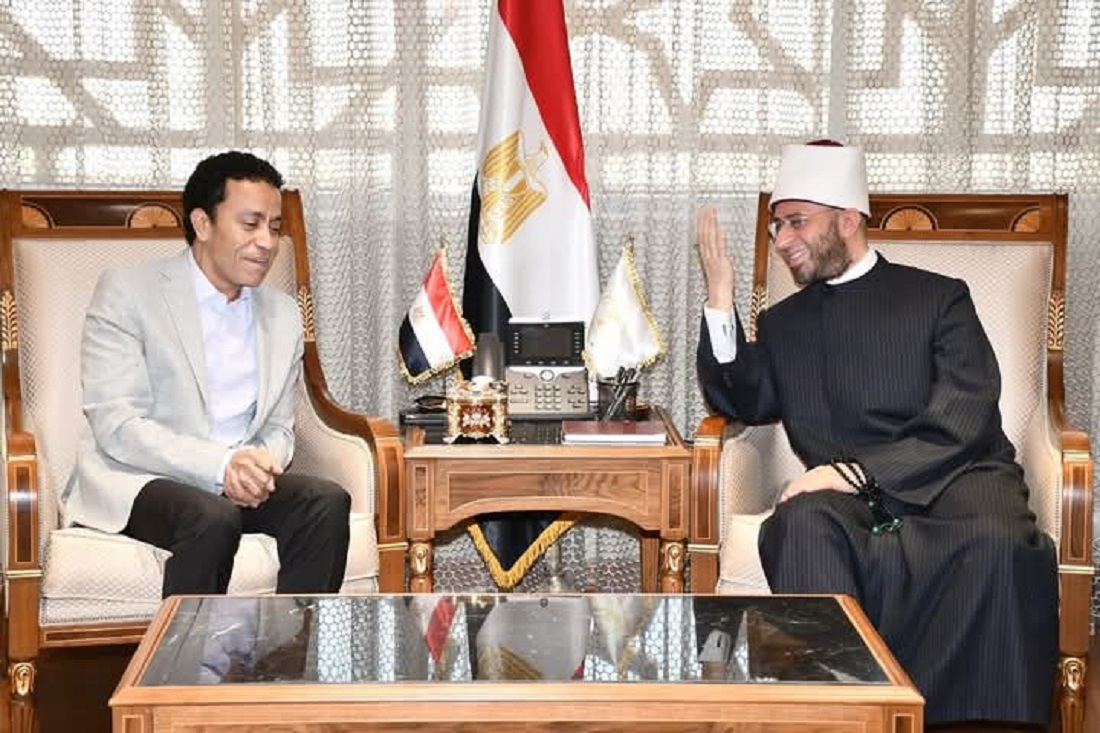 وزير الأوقاف يكرم الفنان سامح حسين
